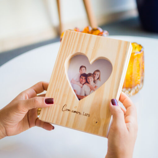 Porta-retratos Coração Vazado Personalizado